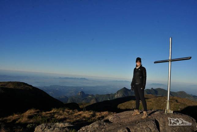 No alto do Morro do Marco, no Parque Nacional da Serra dos Órgãos, no Rio de Janeiro. Ao fundo, a Baía da Guanabara